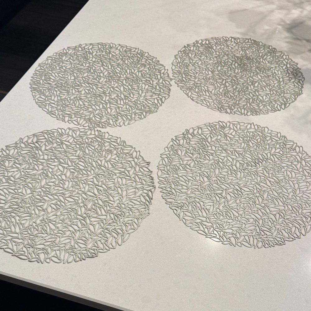 Chilewich Silver Placemats Set light gray reversible modern look really nice 4.